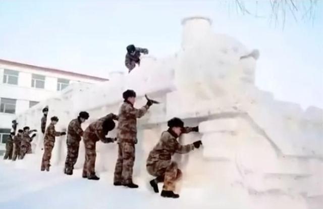 #环球网#快来围观！你堆的雪人VS兵哥哥堆的雪人