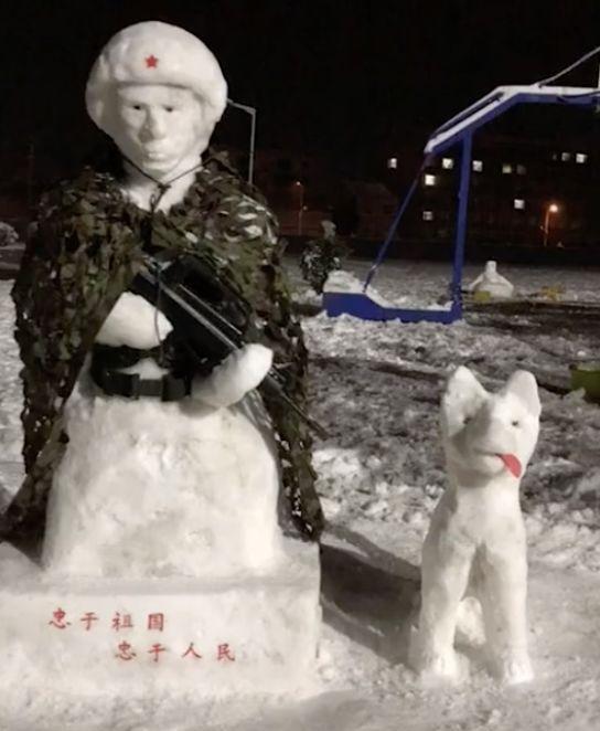 #环球网#快来围观！你堆的雪人VS兵哥哥堆的雪人