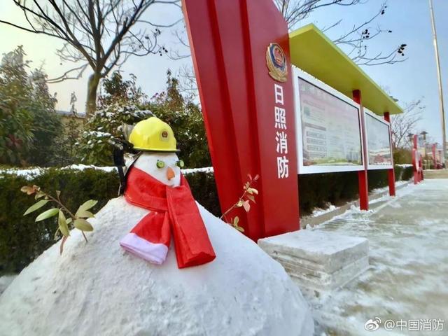 #环球网#快来围观！你堆的雪人VS兵哥哥堆的雪人