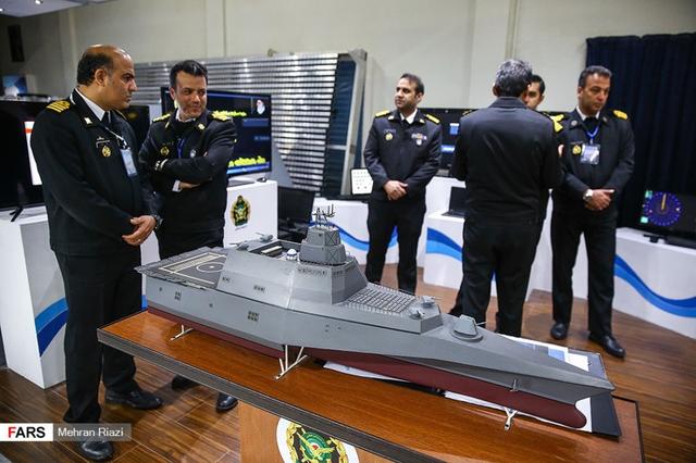 环球网@伊朗海军是装备展示活动 未来隐形战舰亮相
