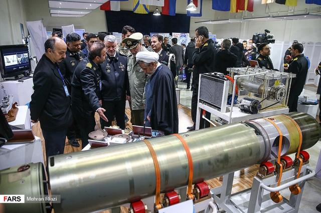 环球网@伊朗海军是装备展示活动 未来隐形战舰亮相