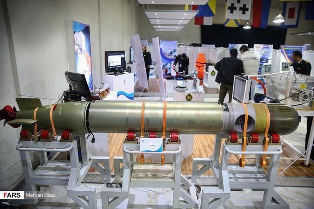 环球网@伊朗海军是装备展示活动 未来隐形战舰亮相