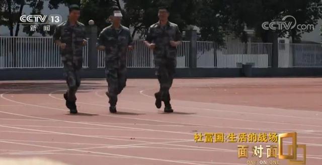 「环球网」为什么要写“永远前进”？杜富国：“因为我不向后看”