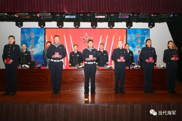 光明网■“爸爸，欢迎回家！”军娃一句话让服役16年的老兵热泪盈眶