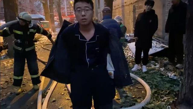 环球网■寒冬清晨消防员只穿睡衣，却把战斗服给了他