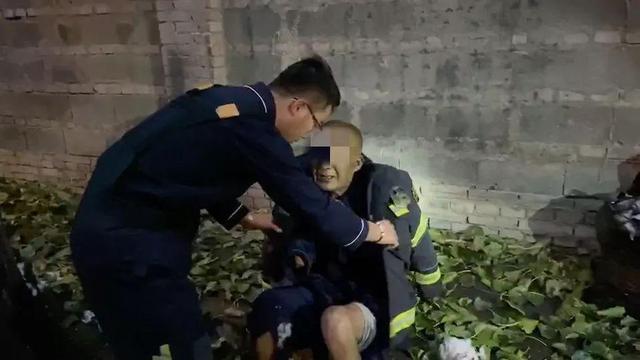 环球网■寒冬清晨消防员只穿睡衣，却把战斗服给了他