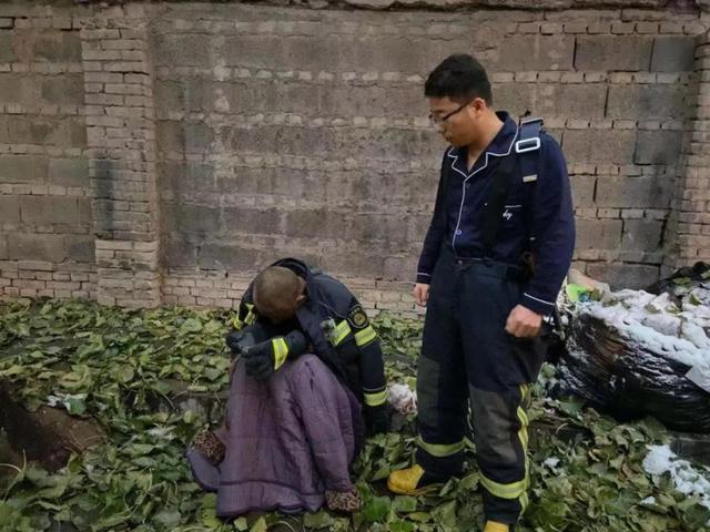 环球网■寒冬清晨消防员只穿睡衣，却把战斗服给了他