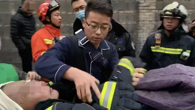 环球网■寒冬清晨消防员只穿睡衣，却把战斗服给了他
