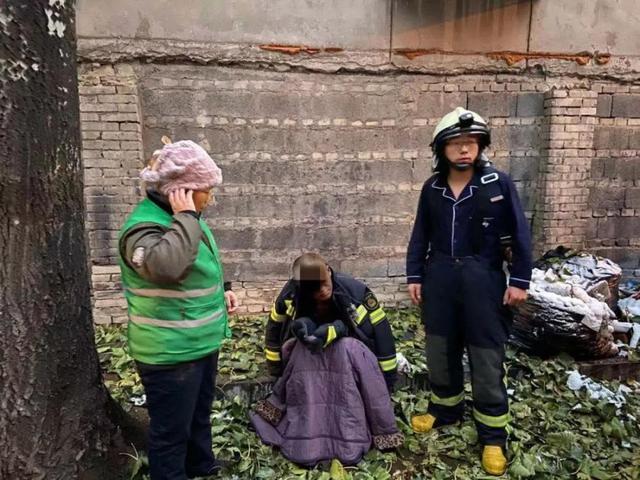 环球网■寒冬清晨消防员只穿睡衣，却把战斗服给了他
