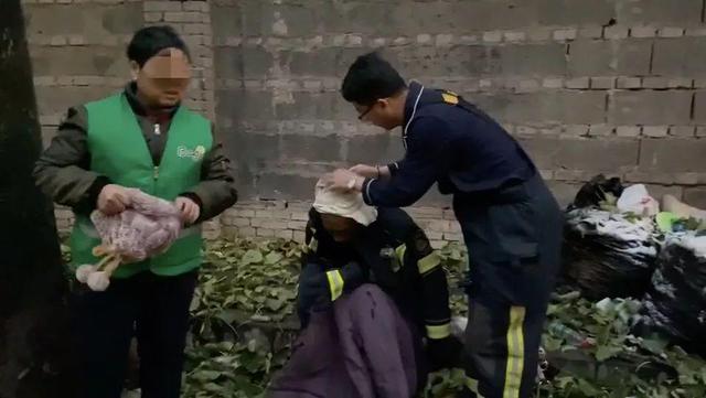 环球网■寒冬清晨消防员只穿睡衣，却把战斗服给了他
