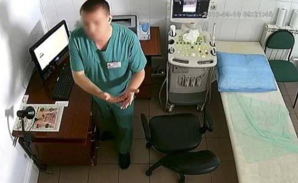 [光明网]妇科诊所被发现隐藏摄像头，男医生：是竞争对手装的