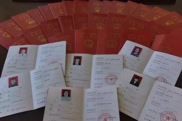 光明日报：“快递小哥”有了职称，你怎么看
