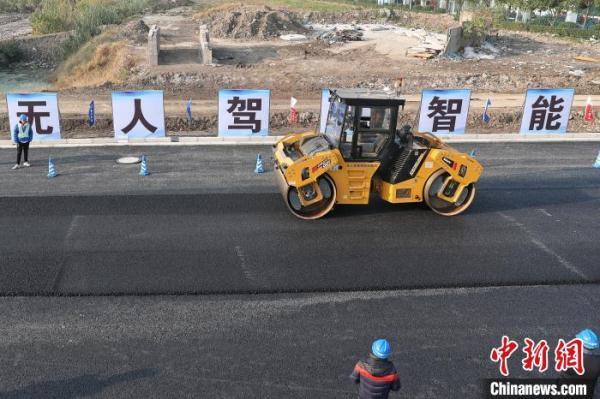 「光明网」国内首套无人驾驶沥青道路摊铺压实设备成功“首秀”