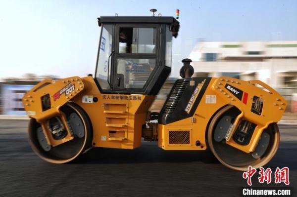 「光明网」国内首套无人驾驶沥青道路摊铺压实设备成功“首秀”