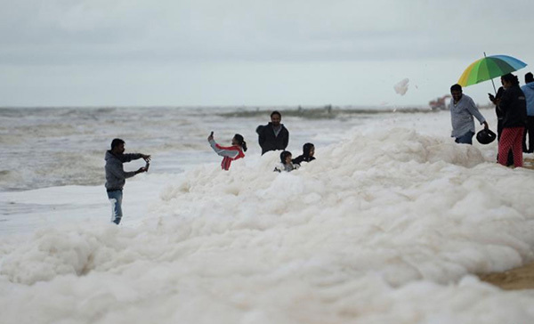 「澎湃新闻」印度金奈海滩连续四天被白色泡沫覆盖引孩童玩耍，专家：有毒