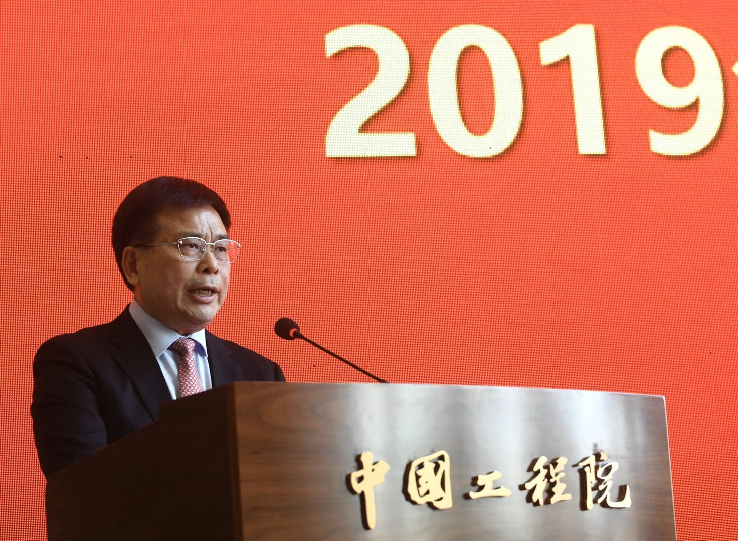 新京报：中国工程院为新当选院士颁证 看看新院士怎么说？
