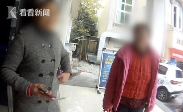 「光明网」大妈接诈骗电话后冷静处理 保持通话跑进派出所