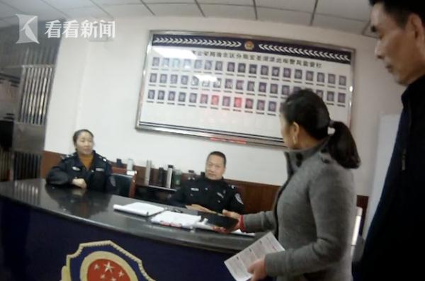 「光明网」大妈接诈骗电话后冷静处理 保持通话跑进派出所