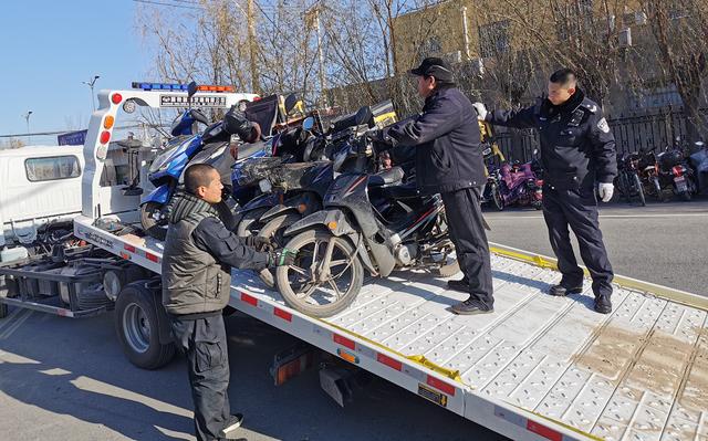 「北京日报客户端」昌平查扣11辆涉牌违法摩托车，10辆是假牌