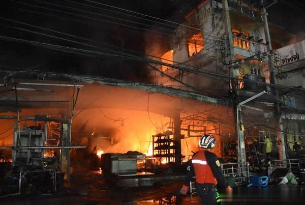 「光明网」泰国呵叻府市中心市场深夜忽起大火 损失超5000万