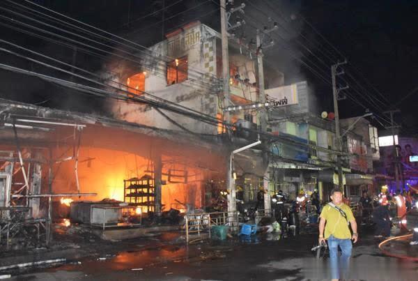 「光明网」泰国呵叻府市中心市场深夜忽起大火 损失超5000万