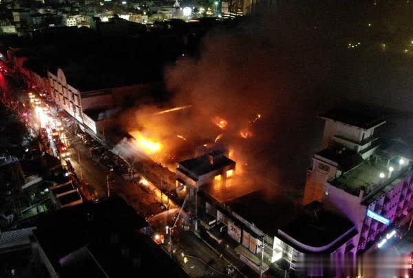 「光明网」泰国呵叻府市中心市场深夜忽起大火 损失超5000万