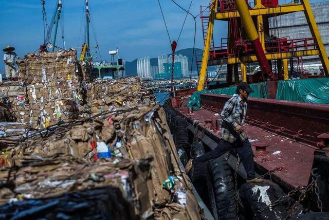 中国海关一次性退运上万吨"洋垃圾",网友:从哪来回哪去