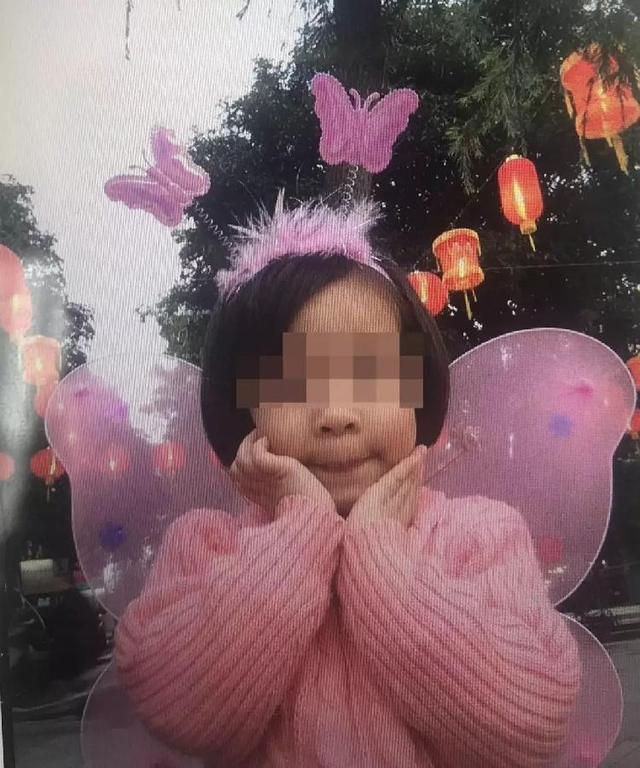 「上游新闻」夜读｜阿姨走出超市报警器响起，为证清白一怒脱裤子｜8岁女孩玩蹦床时突然昏迷 疑脊椎受损