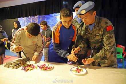 光明网■中国第18批赴黎维和多功能工兵分队官兵走访当地残疾人学校