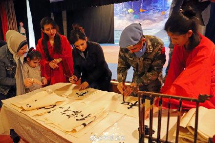 光明网■中国第18批赴黎维和多功能工兵分队官兵走访当地残疾人学校