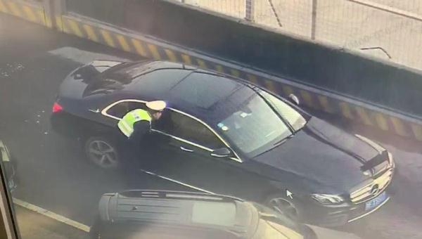 [光明网]交警快来，车开在马路上，驾驶员叫不醒……