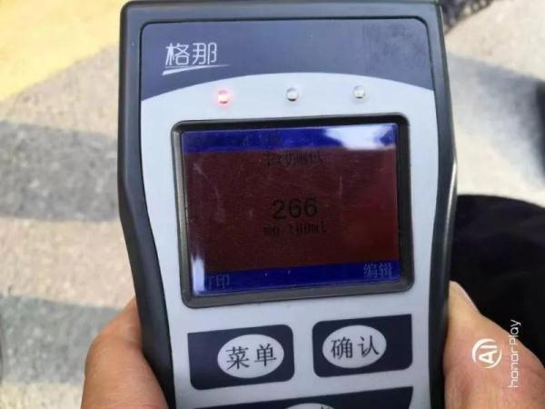 [光明网]交警快来，车开在马路上，驾驶员叫不醒……