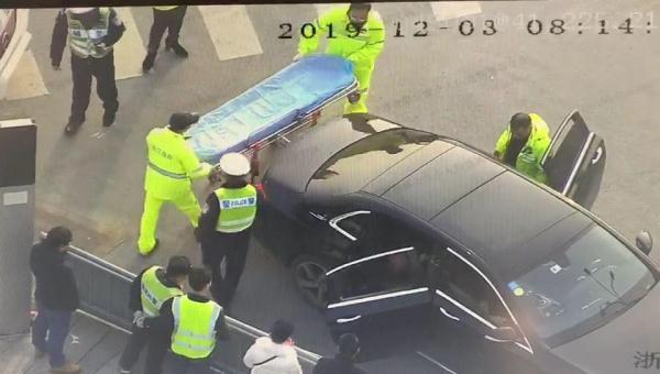 [光明网]交警快来，车开在马路上，驾驶员叫不醒……