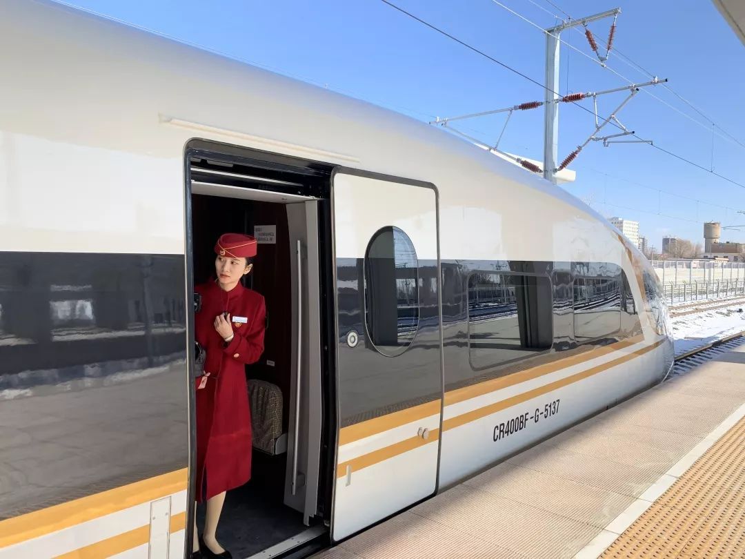京张高铁今起试运行,动车小姐姐惊艳亮相!