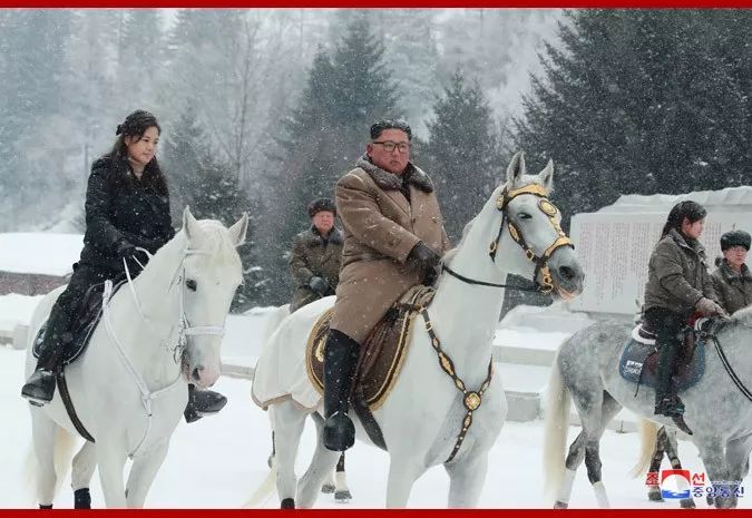 金正恩再次骑马上白头山，李雪主陪同。 人民号