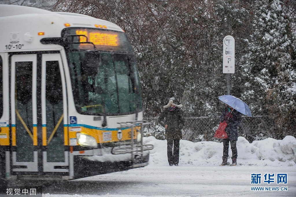 【新华网】美国马萨诸塞州多地迎来暴风雪