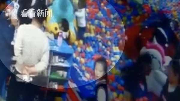 [中国经济网]女童游乐园内颈部关节被撞脱位 工作人员：她没哭