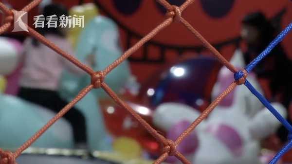 [中国经济网]女童游乐园内颈部关节被撞脱位 工作人员：她没哭