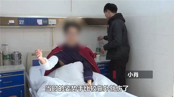 看看新闻■同学间掰手腕互不服输 咔嚓一声手断了