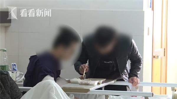 看看新闻■同学间掰手腕互不服输 咔嚓一声手断了