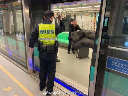 「光明网」帅气的背影，无言的温馨
