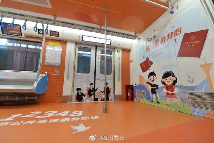 「光明网」第六个国家宪法日 西南首列“宪法号”地铁专列上线啦
