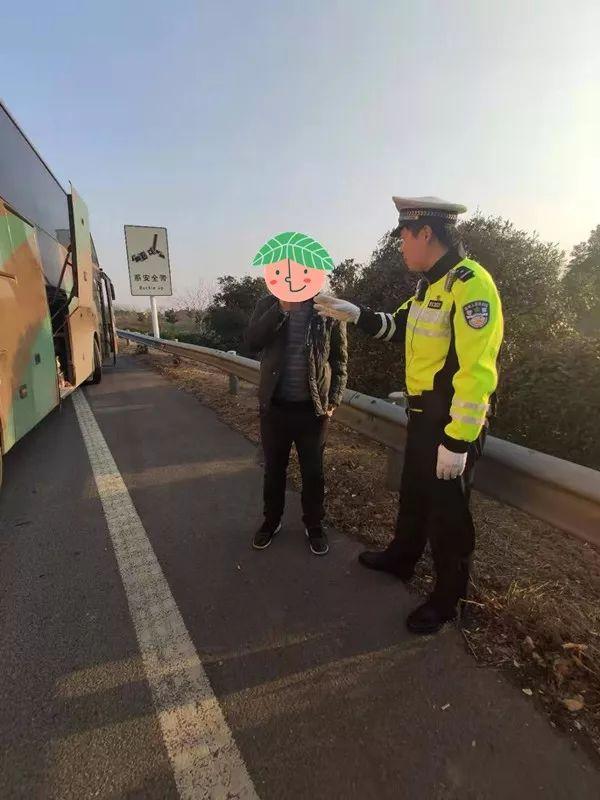 光明网■载客19人的跨省营运大客车过检被查
