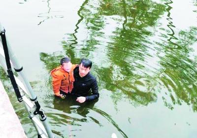 中国经济网@他衣服没脱就跳下池塘 她挺着大肚子四处喊人帮忙