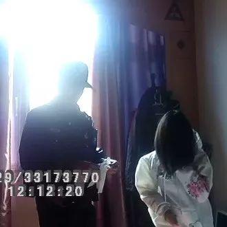 环球网■父母争吵要离婚，花季少女欲跳楼相劝，在民警的劝导下返校学习