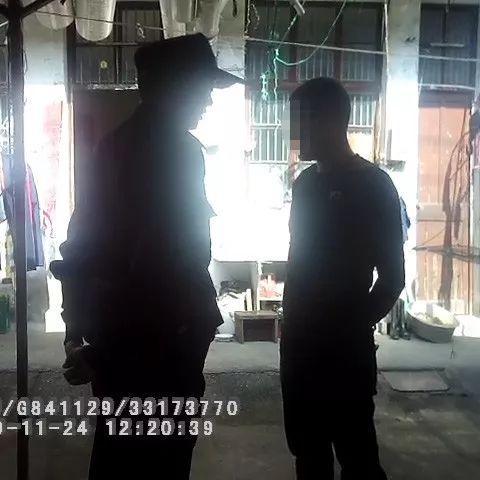 环球网■父母争吵要离婚，花季少女欲跳楼相劝，在民警的劝导下返校学习