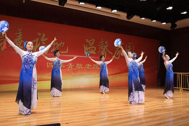 #新京报#国际志愿者日 老年志愿者敬老院里送温暖