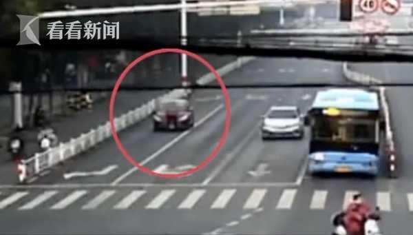 #中国经济网#吓懵！女儿驾车顶行父亲街头狂奔……开出近1公里