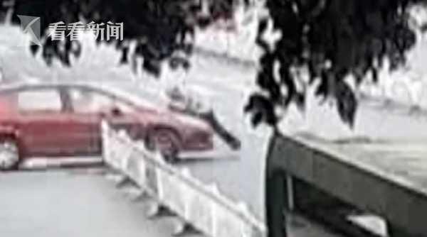 #中国经济网#吓懵！女儿驾车顶行父亲街头狂奔……开出近1公里