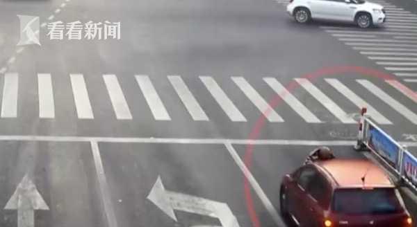 #中国经济网#吓懵！女儿驾车顶行父亲街头狂奔……开出近1公里